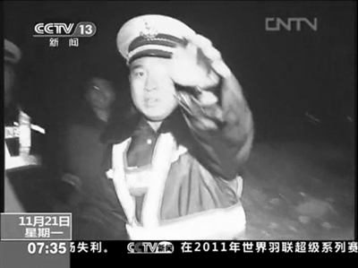 交警抢夺记者的摄像机。央视截屏