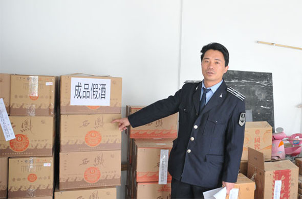 2011年1月20日，陕西三原县质监局向新闻媒体通报了在三原县端掉的假酒黑窝点情况。图片：陕西省质量技术监督局法规处