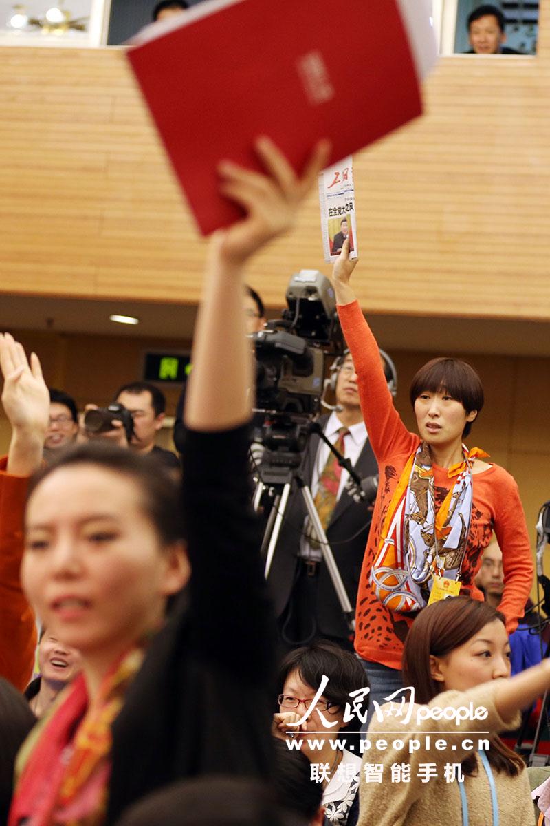 2013两会花絮：女记者未获提问机会，险泪洒会场成微博热点