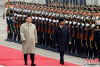 2013年4月5日，中国国家主席习近平在北京人民大会堂东门外广场举行欢迎仪式，欢迎文莱苏丹哈桑纳尔。