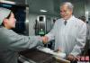 5月7日，以色列国总理内塔尼亚胡访问上海，他参观上海第一生化药业有限公司时与工人握手。