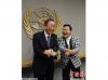 美国纽约，联合国秘书长潘基文在联合国总部会见大热神曲《江南style》的演唱者、韩国歌手“鸟叔”PSY，并一起大跳“骑马舞”，现场搞笑不断。