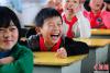 浙江省台州市上盘中心校内，在评比最搞笑“笑脸”环节，搞笑的作品让小学生和边防官兵开怀大笑。