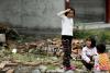 四川雅安芦山县龙门乡五星村的孩子们在地震灾害发生后，用坚强与乐观面对着巨大的灾情，他们用纯真的笑容展现了他们的勇敢。图为2013年4月24日拍摄的灾区的孩子们。