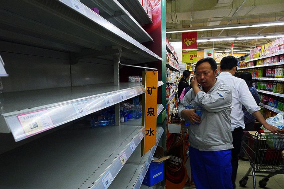 石灰船长江沉没 下游市民抢空矿泉水