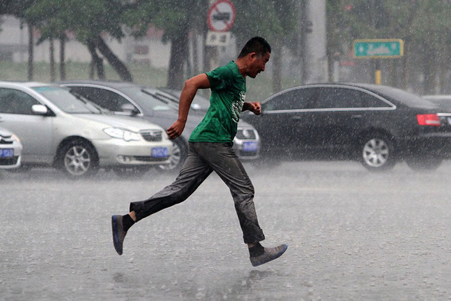 北京东南部突降阵雨 行人猝不及防