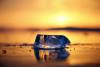 贝加尔湖位于俄罗斯西伯利亚的腹部地带，终年结冰。日落时分，我走在这块冰的周围，然后趴在地上，拍摄了这张冰的照片，背景是美丽的落日。俄罗斯贝加尔湖。（爱德华-格兰汉姆/国家地理旅行者摄影比赛)
