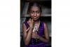 在印度喀拉拉邦Kochi 堡的贫穷地区，一位小女孩在她家的外面接受拍照，她手里拿着仅有的娃娃玩具。印度喀拉拉邦 (布鲁诺-塔米奥佐/国家地理旅行者摄影比赛) 