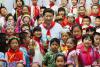 5月29日，中共中央总书记、国家主席、中央军委主席习近平在北京市少年宫参加“快乐童年放飞希望”主题队日活动。 这是习近平同孩子们合影。