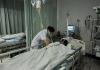 6月3日，在吉林大学第一医院二部内，医生正在为一位重伤患者换药。