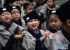 6月10日，一群身着汉服的孩子在武汉东湖参加祭祀屈原的活动。当日是端午节小长假第一天。全国各地纷纷举办各种形式的庆祝纪念活动，喜迎端午节的到来。