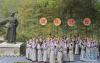 6月8日，人们在屈原庙前朗诵诗歌纪念爱国主义诗人屈原。　　当日，2013屈原故里端午诗会在湖北省秭归县屈原镇屈原庙前举行，人们诵读诗歌，纪念爱国主义诗人屈原，迎接端午节的到来。
