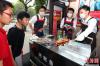 2013年5月6日，西安，三名研究生合夥開“研究生烤魷魚”店。
