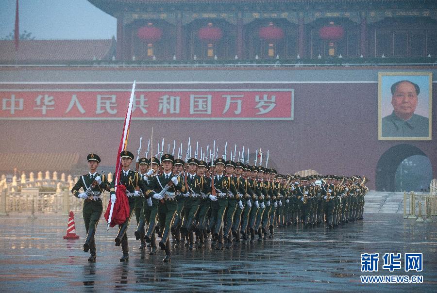 11万名群众冒雨观看天安门广场国庆升旗仪式