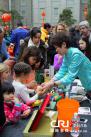 2014年1月25日，中国民间艺人在华盛顿中国新年家庭日活动现场指导美国小朋友制作泥塑。（张旭 摄）