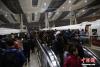 11月23日凌晨1时许，晚点后的列车抵达北京南站。受22日北京强降雪天气影响，京沪高铁、京广高铁、京津城际部分列车晚点。 中新社记者 张浩 摄