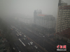 图为12月1日，北京市区陷入重度雾霾，白昼如夜，能见度差，建筑物被“埋没”。中新社记者 李慧思 摄