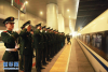  在北京西站，天安门警卫支队政委王建华（左二）和送站人员向退伍老兵敬礼告别（12月1日摄）。新华社发（牛成浩 摄）