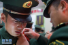 国旗护卫队队长徐文为魏凯（左）摘下肩章、领花和帽徽（11月30日摄）。新华社发（栗世民 摄）