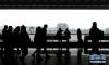 1月3日，旅客在苏州火车站候车。当日是元旦假期最后一天，全国各地迎来返程客流高峰，其中铁路预计发送旅客820万人次。 新华社发（杭兴微 摄）