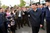 新华网北京4月25日电　春风拂面，麦浪滚滚。4月25日，习近平总书记一行驱车来到安徽省滁州市凤阳县小岗村，下麦田、进农家。他来到“当年农家”院落，了解当年18户村民按下红手印，签订大包干契约的情景。总书记感慨道：“当年贴着身家性命干的事，变成中国改革的一声惊雷，成为中国改革的标志。”习近平强调，雄关漫道真如铁，而今迈步从头越。今天在这里重温改革，就是要坚持党的基本路线一百年不动摇，改革开放不停步，续写新的篇章。