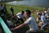 7月7日，在安徽省宣城市金宝圩丁湾村路段，宣城市水务局组织当地村民对一处渗漏量较大的堤坝进行排险。 新华社记者 张端 摄