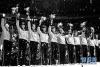 1982年9月25日，中国女排队员在第九届世界女排锦标赛颁奖仪式上向观众致意。排世界杯颁奖仪式上。
