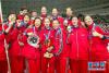 2003年11月15日，中国女排队员在第九届女排世界杯颁奖仪式上合影。