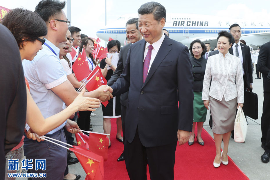 习近平抵达香港