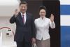 习近平和夫人彭丽媛走出舱门，向欢迎的人群挥手致意。