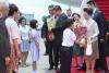 习近平和夫人彭丽媛在舷梯旁接受两名香港少年敬献鲜花。