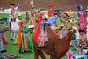 8月8日，内蒙古自治区成立70周年庆祝大会在呼和浩特市内蒙古少数民族群众文化体育运动中心隆重举行。这是群众行进表演。 新华社记者 陈晔华 摄