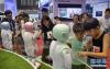 8月24日，观众在世界机器人大会现场观看国产教育用机器人。新华社记者 李欣 摄