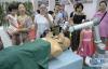 8月24日，观众在世界机器人大会现场观看骨科手术机器人。新华社记者 李欣 摄