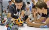 8月24日，观众在世界机器人大会现场参加互动活动。新华社记者 李欣 摄