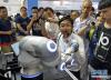 8月24日，观众在世界机器人大会现场观看仿生智能机械臂演示。新华社记者 李欣 摄