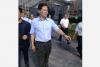 云南省委书记陈豪在玉溪领导的陪同下走向深圳卡为集团高科技产业产品展位。