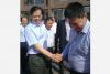 陈豪书记同赵磊握手。