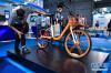 在深圳举行的第十九届高交会上，参观者在查看最新款的摩拜单车New Lite“轻新”。  