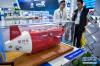 在深圳举行的第十九届高交会上，企业负责人向参观者介绍国产万米级载人深潜器“彩虹鱼”（11月16日摄）。新华社记者 毛思倩 摄