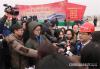 2月28日，京雄城际铁路雄安建设指挥部指挥长杨斌（右）在接受媒体采访。 中国日报记者 邹红 摄
