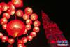 2月22日，在比利时首都布鲁塞尔大广场前，中国灯笼与亮起“中国红”的布鲁塞尔市政厅尖塔交相辉映。 