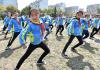 3月27日，江苏省扬州市扬子津小学学生们在操场上表演“戏曲广播体操”。 庄文斌 摄
