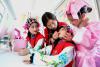 3月27日，江苏省东海县实验小学“晶都少儿吕剧”社团的学生进行化妆。 张开虎 摄