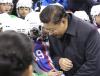 在北京五棵松体育中心，习近平拉着一位小冰球队员的手，俯下身，与他肩碰肩，做了一个“对抗”的姿势，笑着说，小伙子块头要再长大一点。