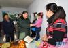 四九严寒天中，习近平来到河北张北县农村，来到困难群众徐学海家中看望。大手拉小手，是长辈的呵护，更是对未来的期许。
