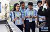 6月26日，香港青年代表在深圳海能达通信股份有限公司总部展厅参观。