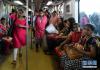 这是6月27日在印度孟买拍摄的地铁一号线女性专用车厢。新华社记者张迺杰 摄