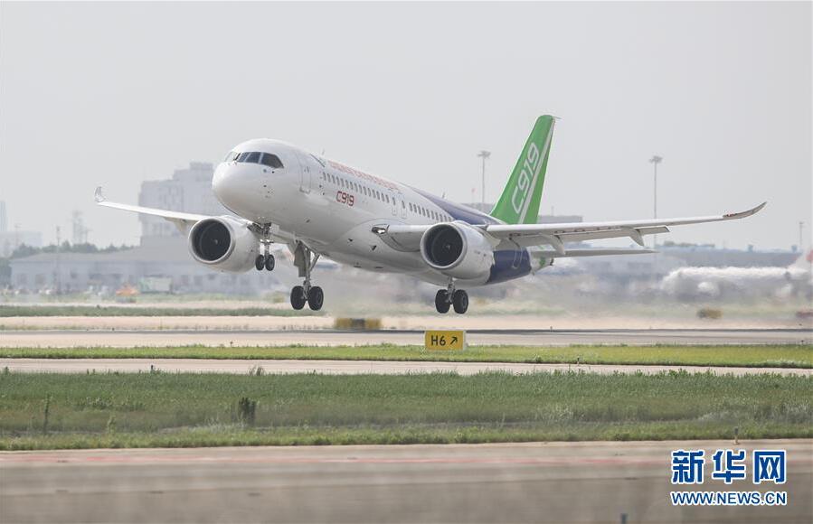 C919大型客机102架机转场东营试飞基地