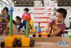 7月12日，小朋友在北京玩博会上玩积木游戏。